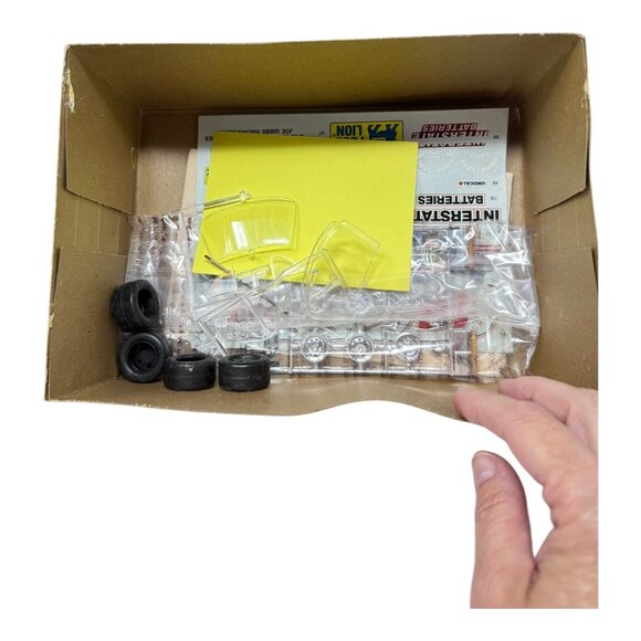 AMT Ertl Interstate Batteries Joe Gibbs Racing Lumina 1:25 Model Kit #8752 1992 - Picture 8 of 9